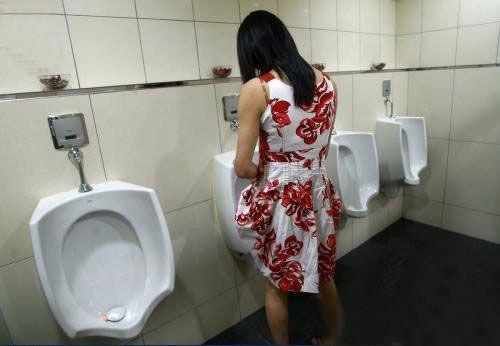 女人站着尿尿的相关图片