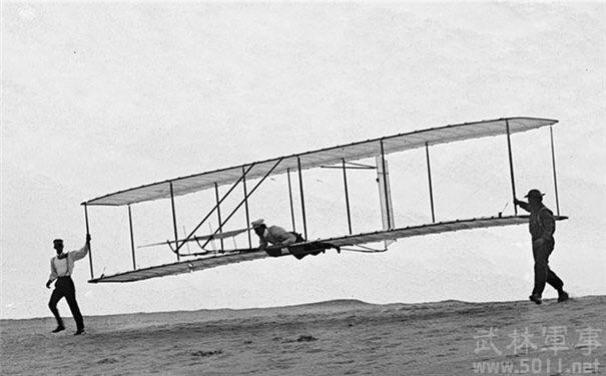 第一架飞机的相关图片