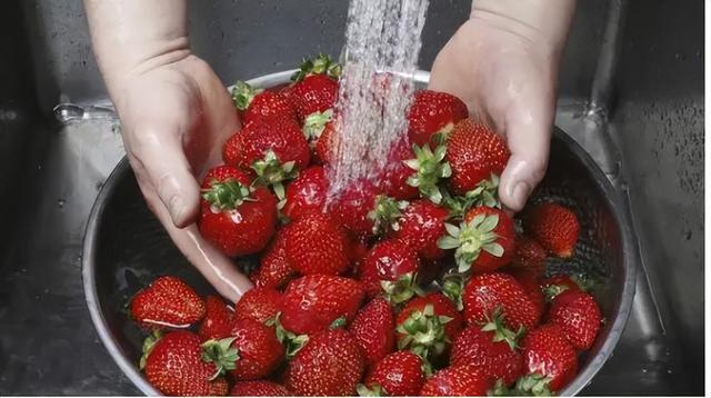 草莓怎么洗干净的相关图片